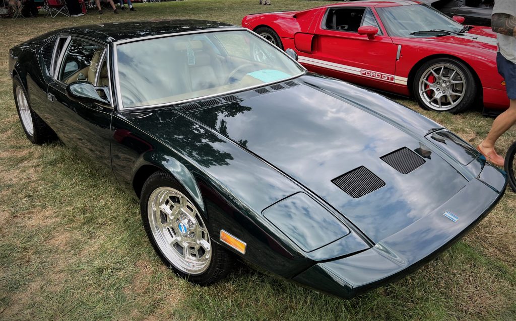 la-macchina-molto-bella-ix-2022_image-10-1024x638-1 Black DeTomaso Pantera, Front