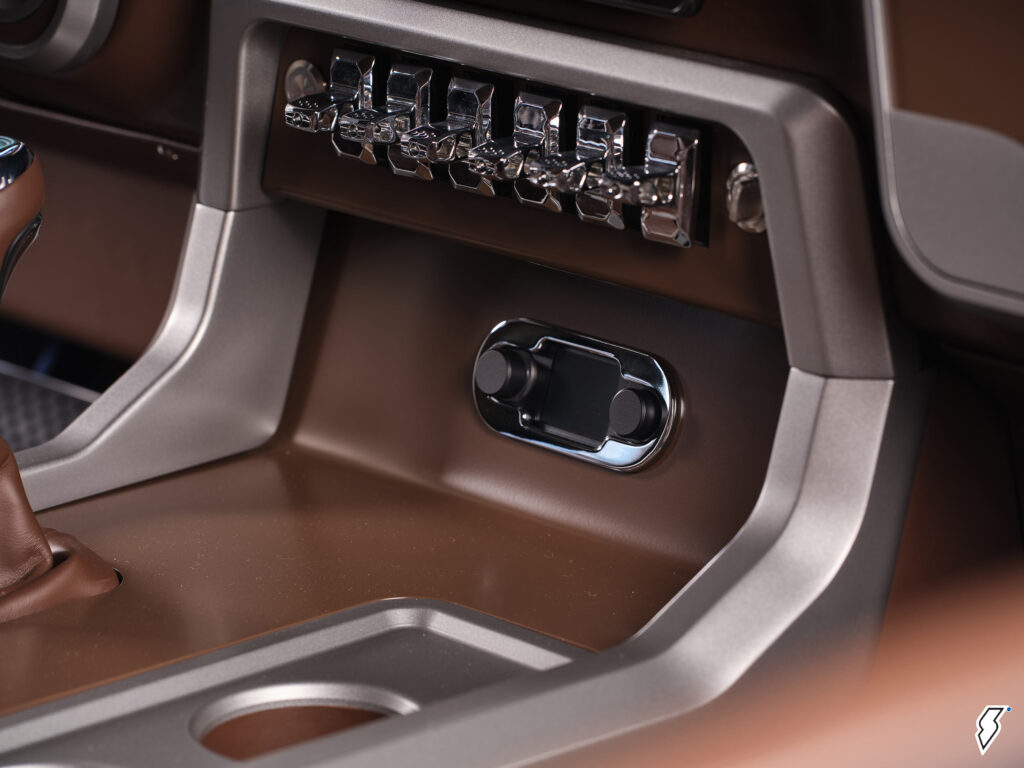 thomas_dickerson_c10_2-1024x768-1 custom stereo and climate controls in a show truck